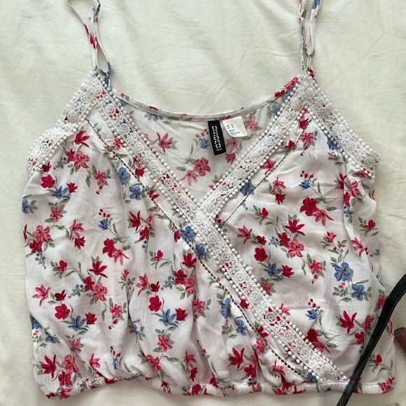 H&M Divided Floral Top with Lace Details - Picture 2 of 4